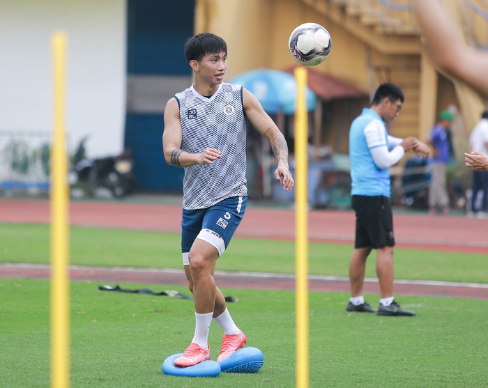 Văn Hậu báo tin vui, Duy Mạnh suýt ngã trước buổi tập của Hà Nội FC chuẩn bị đấu Nam Định - Ảnh 4. Văn Hậu báo tin vui, Duy Mạnh suýt ngã trước buổi tập của Hà Nội FC chuẩn bị đấu Nam Định - Ảnh 4.