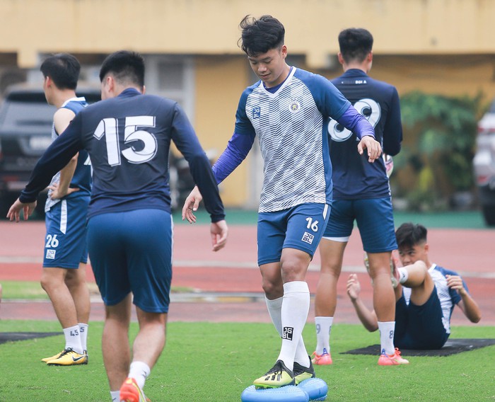 Văn Hậu báo tin vui, Duy Mạnh suýt ngã trước buổi tập của Hà Nội FC chuẩn bị đấu Nam Định - Ảnh 6. Văn Hậu báo tin vui, Duy Mạnh suýt ngã trước buổi tập của Hà Nội FC chuẩn bị đấu Nam Định - Ảnh 6.