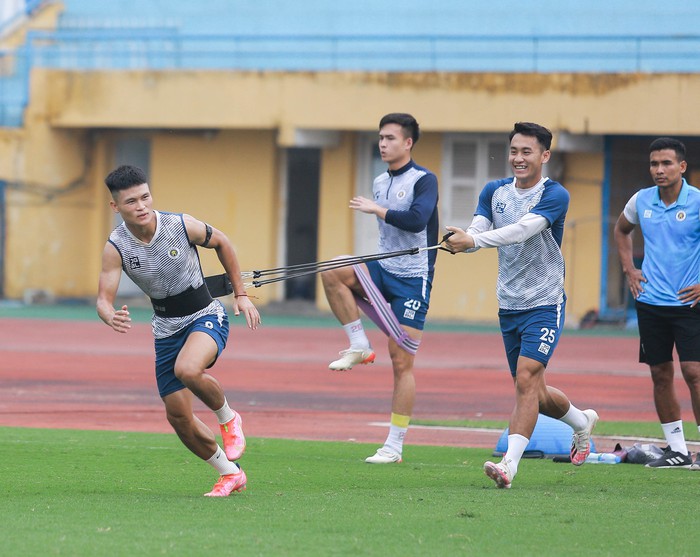 Văn Hậu báo tin vui, Duy Mạnh suýt ngã trước buổi tập của Hà Nội FC chuẩn bị đấu Nam Định - Ảnh 9. Văn Hậu báo tin vui, Duy Mạnh suýt ngã trước buổi tập của Hà Nội FC chuẩn bị đấu Nam Định - Ảnh 9.