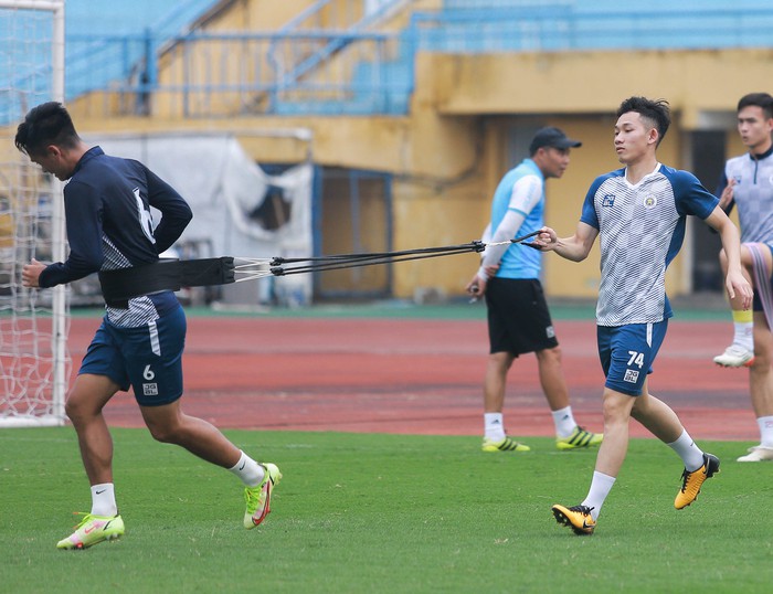 Văn Hậu báo tin vui, Duy Mạnh suýt ngã trước buổi tập của Hà Nội FC chuẩn bị đấu Nam Định - Ảnh 10. Văn Hậu báo tin vui, Duy Mạnh suýt ngã trước buổi tập của Hà Nội FC chuẩn bị đấu Nam Định - Ảnh 10.