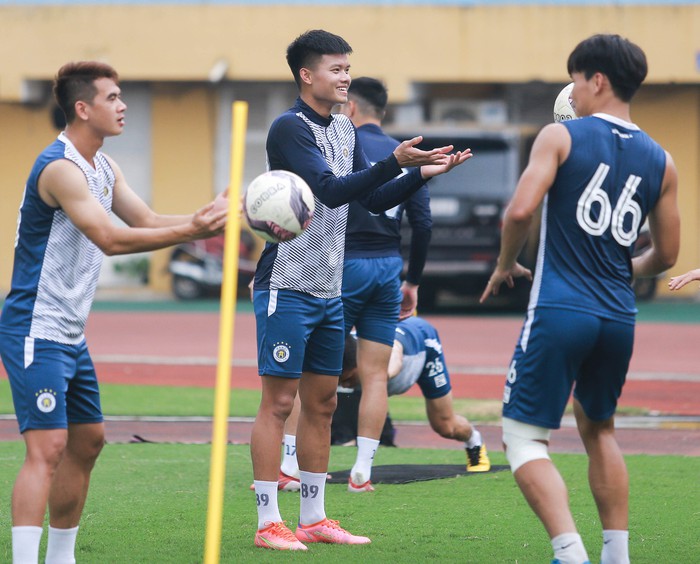 Văn Hậu báo tin vui, Duy Mạnh suýt ngã trước buổi tập của Hà Nội FC chuẩn bị đấu Nam Định - Ảnh 7. Văn Hậu báo tin vui, Duy Mạnh suýt ngã trước buổi tập của Hà Nội FC chuẩn bị đấu Nam Định - Ảnh 7.