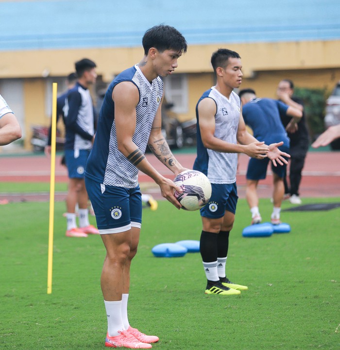 Văn Hậu báo tin vui, Duy Mạnh suýt ngã trước buổi tập của Hà Nội FC chuẩn bị đấu Nam Định - Ảnh 5. Văn Hậu báo tin vui, Duy Mạnh suýt ngã trước buổi tập của Hà Nội FC chuẩn bị đấu Nam Định - Ảnh 5.