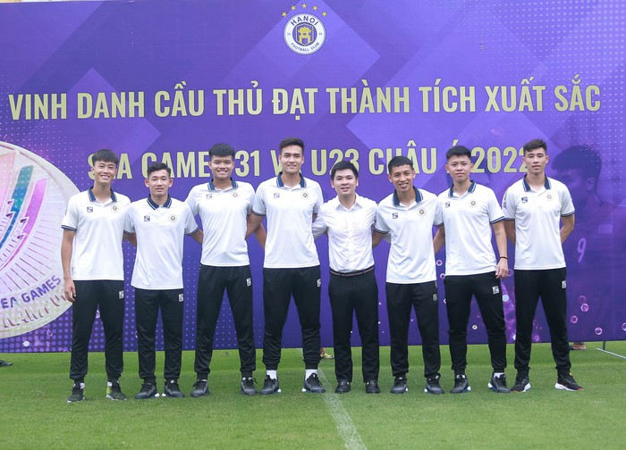 Văn Hậu báo tin vui, Duy Mạnh suýt ngã trước buổi tập của Hà Nội FC chuẩn bị đấu Nam Định - Ảnh 12. Văn Hậu báo tin vui, Duy Mạnh suýt ngã trước buổi tập của Hà Nội FC chuẩn bị đấu Nam Định - Ảnh 12.