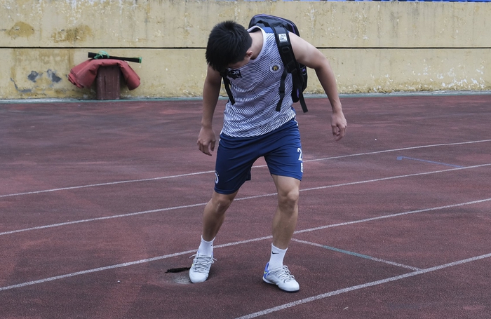 Văn Hậu báo tin vui, Duy Mạnh suýt ngã trước buổi tập của Hà Nội FC chuẩn bị đấu Nam Định - Ảnh 1. Văn Hậu báo tin vui, Duy Mạnh suýt ngã trước buổi tập của Hà Nội FC chuẩn bị đấu Nam Định - Ảnh 1.