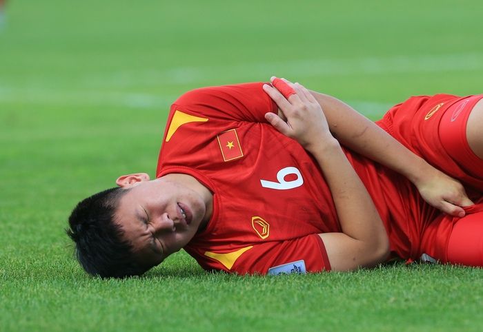 Hy hữu: Cầu thủ U23 Việt Nam đau âm ỉ từ VCK U23 châu Á, 1 tuần sau phát hiện gãy xương sườn - Ảnh 1.
