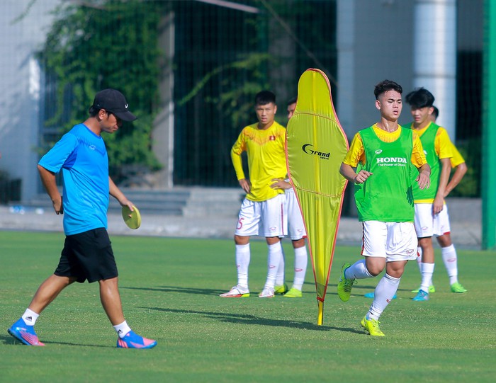 Khuất Văn Khang, Văn Trường làm điều khác biệt, U19 Việt Nam tập buổi cuối trước khi đi Indonesia  - Ảnh 7.