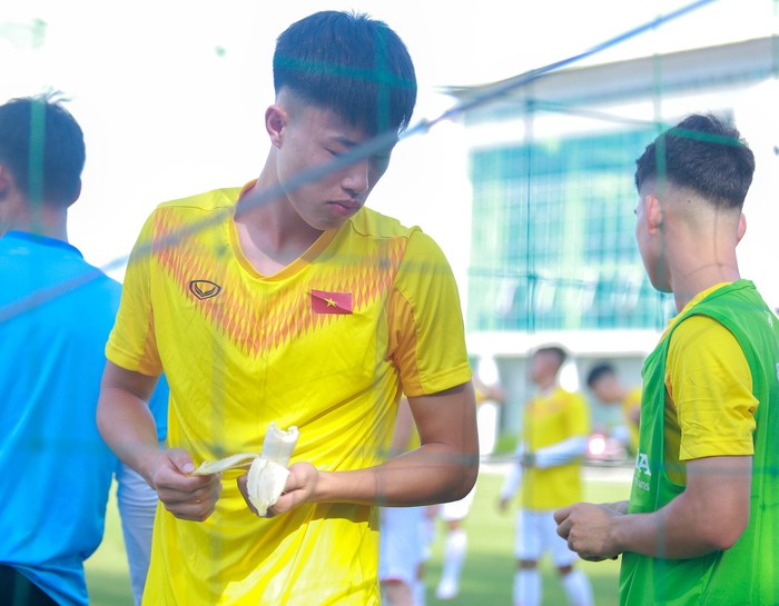 Khuất Văn Khang, Văn Trường làm điều khác biệt, U19 Việt Nam tập buổi cuối trước khi đi Indonesia  - Ảnh 2.