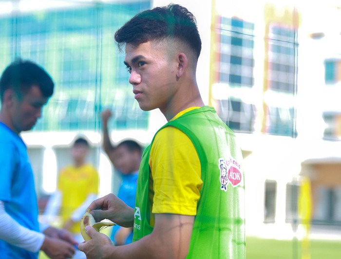 Khuất Văn Khang, Văn Trường làm điều khác biệt, U19 Việt Nam tập buổi cuối trước khi đi Indonesia  - Ảnh 1.