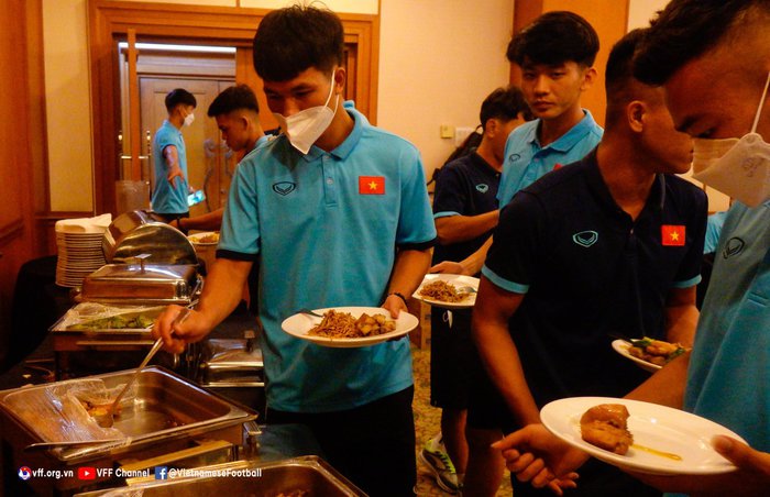U19 Việt Nam có mặt tại địa điểm thi đấu U19 Đông Nam Á 2022 sau 19 tiếng di chuyển  - Ảnh 9.