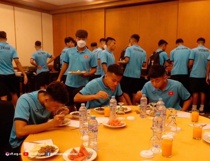 U19 Việt Nam có mặt tại địa điểm thi đấu U19 Đông Nam Á 2022 sau 19 tiếng di chuyển  - Ảnh 8.