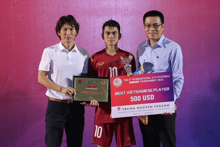 Tuyển thủ U23 chấn thương được đồng đội U19 Việt Nam dìu lên nhận thưởng - Ảnh 12.