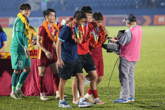 Tuyển thủ U23 chấn thương được đồng đội U19 Việt Nam dìu lên nhận thưởng - Ảnh 1.