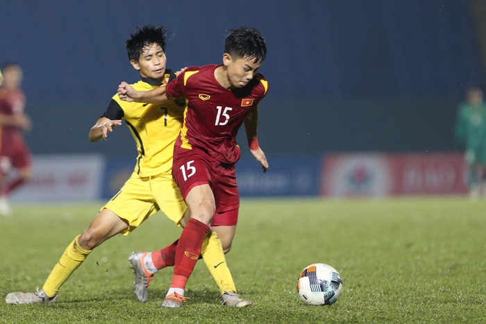 Tuyển thủ U23 chấn thương được đồng đội U19 Việt Nam dìu lên nhận thưởng - Ảnh 6.