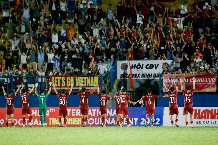 Người hâm mộ dầm mưa chứng kiến U19 Việt Nam nối dài chuỗi bất bại trước Thái Lan - Ảnh 11.
