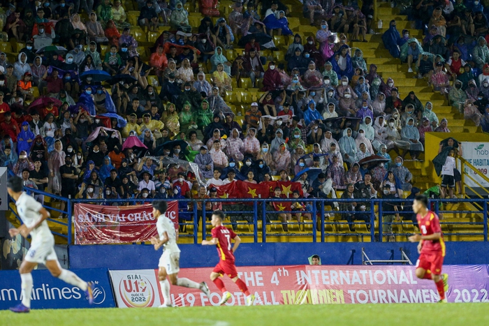 Người hâm mộ dầm mưa chứng kiến U19 Việt Nam nối dài chuỗi bất bại trước Thái Lan - Ảnh 1.
