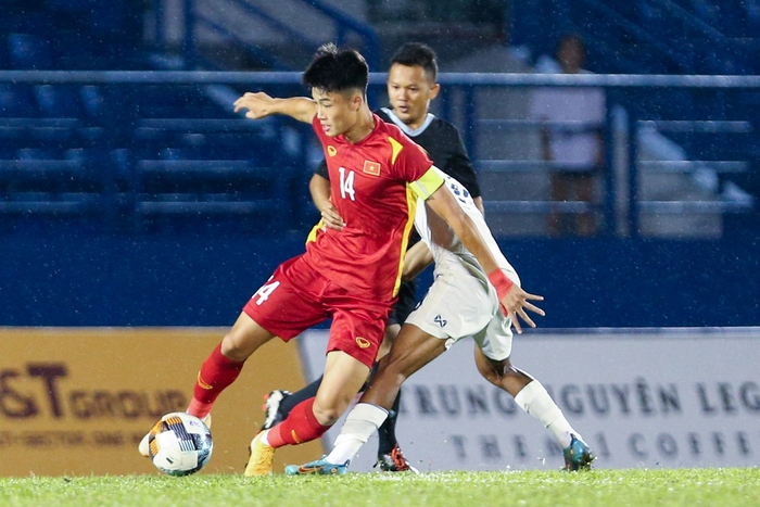 Người hâm mộ dầm mưa chứng kiến U19 Việt Nam nối dài chuỗi bất bại trước Thái Lan - Ảnh 6.