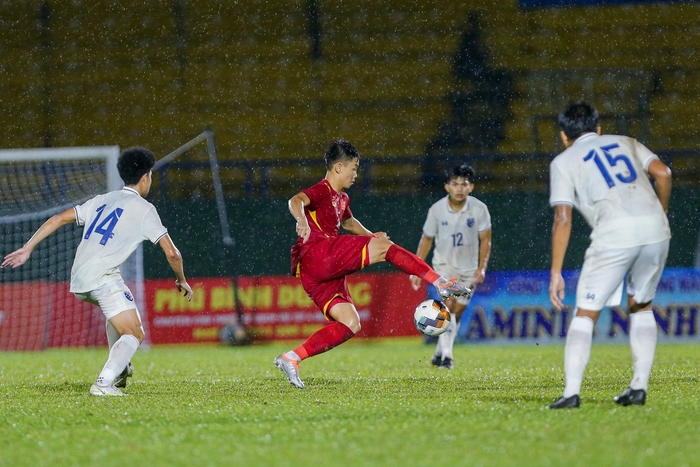 Người hâm mộ dầm mưa chứng kiến U19 Việt Nam nối dài chuỗi bất bại trước Thái Lan - Ảnh 4.