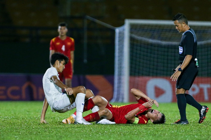 Người hâm mộ dầm mưa chứng kiến U19 Việt Nam nối dài chuỗi bất bại trước Thái Lan - Ảnh 7.