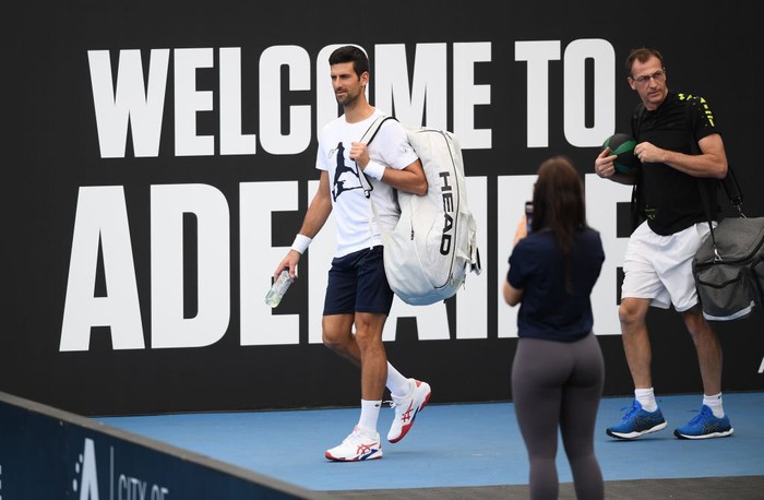 Djokovic rạng rỡ trở lại Australia sau 1 năm bị trục xuất - Ảnh 1.