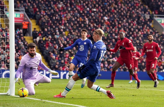 Tân binh 100 triệu euro tỏa sáng, Chelsea níu chân Liverpool tại Anfield - Ảnh 3.