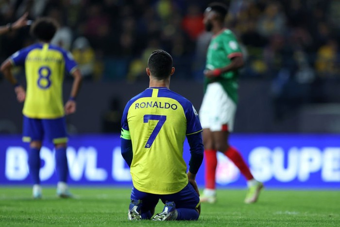 Ronaldo mờ nhạt trong trận chính thức ra mắt Al Nassr - Ảnh 7.