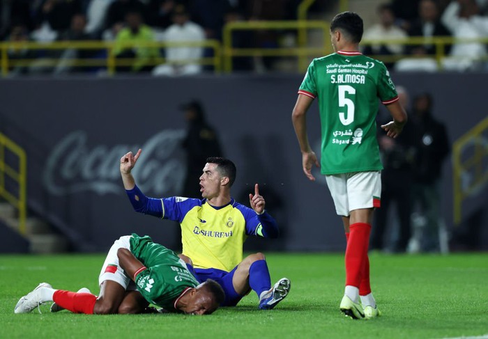 Ronaldo mờ nhạt trong trận chính thức ra mắt Al Nassr - Ảnh 6.