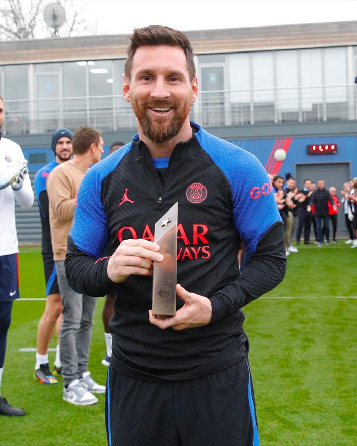 Đồng đội xếp hàng chào đón Messi trở lại Paris - Ảnh 6.