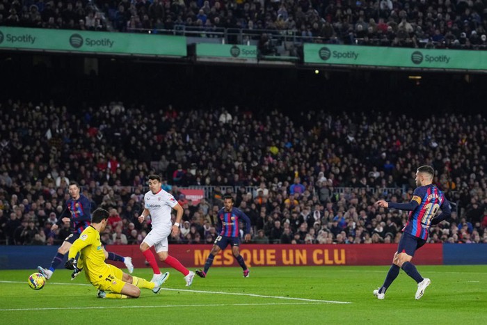 Thắng đậm Sevilla, Barca bỏ xa Real 8 điểm - Ảnh 2.