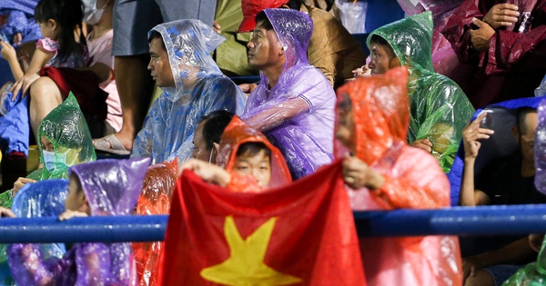Người hâm mộ đội mưa chứng kiến U19 Việt Nam giành chiến thắng trước U19 Thái Lan